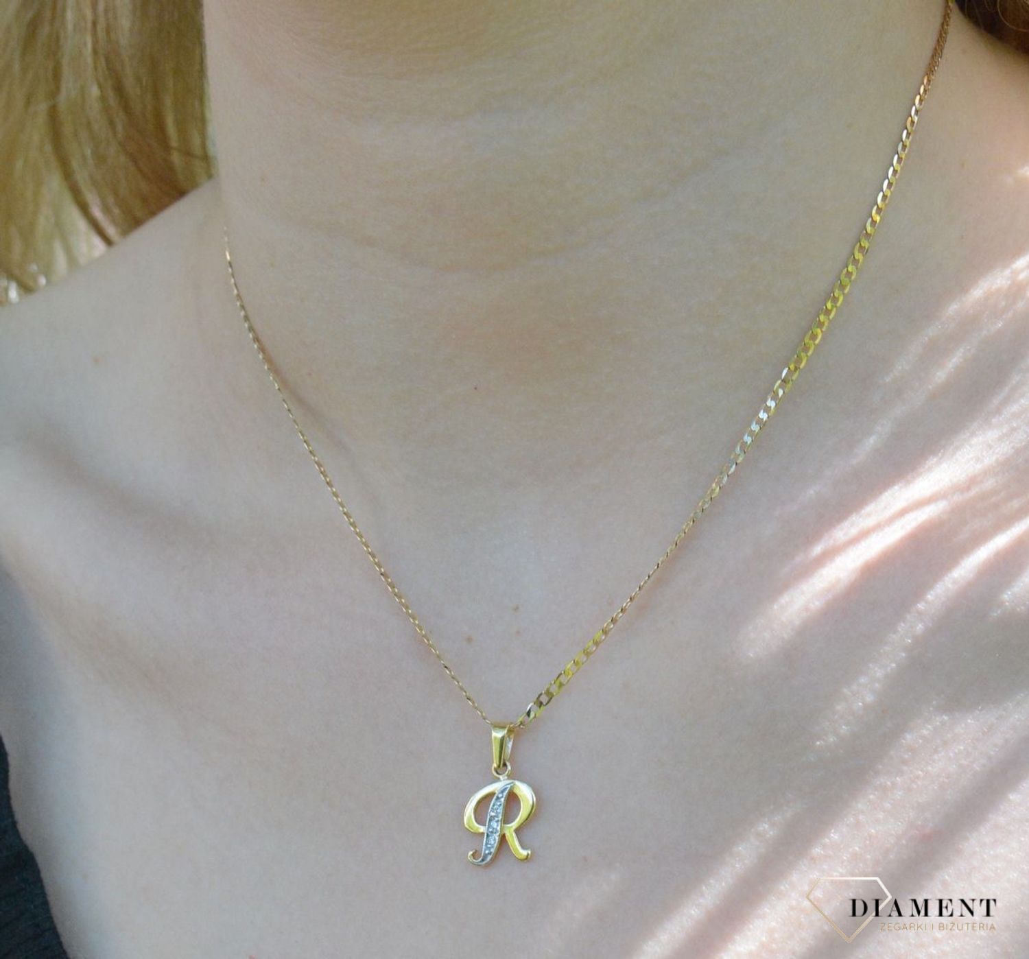 Złota zawieszka 585 literka R ozdobiona cyrkonią Z-98 R Literka. Personalizowana zawieszka to doskonały pomysł na prezent dla każdej kobiety. Zawieszka z literą ze złota. Prezent na komunię dla dziewczynki..jpg